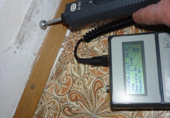 Elektronische Feuchtigkeitsmessung im Altbau zur Überprüfung der Feuchtigkeit in Wänden